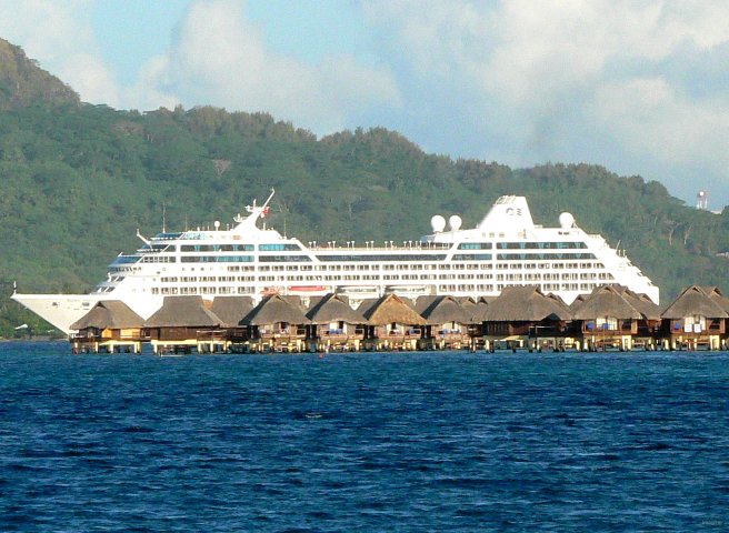 12- Un paquebot derriere le Bora-Bora lagoon resort 